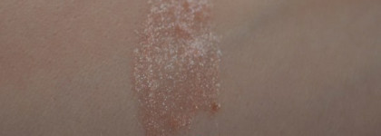 Красавчик из летней коллекции Pupa Hot tropics watersall gloss в оттенке 04 (Hawaiian Sunshine Pearly Pink)