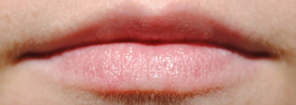 Oriflame стойкая губная помада Very Me Clickit "Клюква" и жидкая подводка для глаз Very me Clickit eye liner "Чёрная"