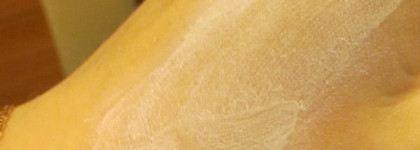 Готовимся к лету! Санскрин Avene Cleanance 30 SPF и желе-автобронзант от Uriage