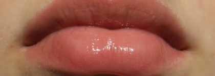 Такой летний блеск  Soft Vanilla flavored lip gloss от H&M