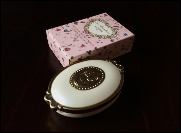 Les Merveilleuses Ladurée Fards à joues poudre pressed cheek color в оттенке 02 и powder case