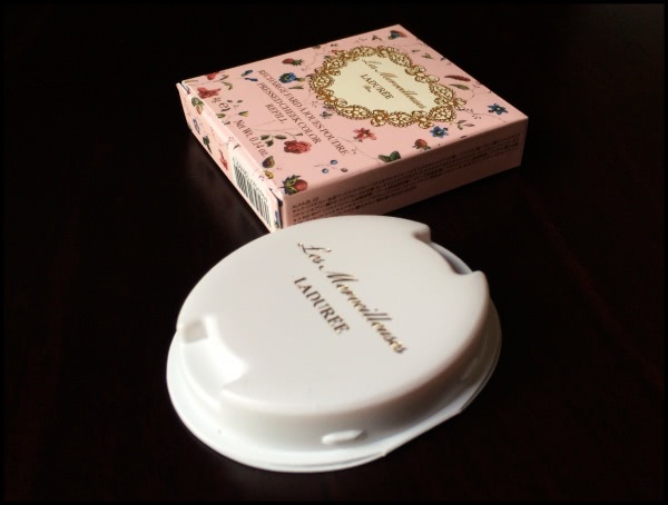 Les Merveilleuses Ladurée Fards à joues poudre pressed cheek color в оттенке 02 и powder case