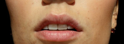Абсолютно девчачья помада YSL Volupte Sheer Candy Glossy Lip Balm Crystal Color # 9 (Goyave sorbet)