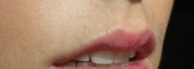Абсолютно девчачья помада YSL Volupte Sheer Candy Glossy Lip Balm Crystal Color # 9 (Goyave sorbet)
