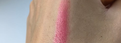 Симпатичный представитель сетевого маркетинга.Губная помада «Роскошный поцелуй» Фаберлик