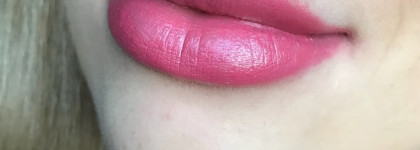 Симпатичный представитель сетевого маркетинга.Губная помада «Роскошный поцелуй» Фаберлик