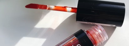 Два симпатичных и бюджетных тинта для губ. Faberlic Жидкий пигмент "Тет-а-тет" в оттенке 44168 Насыщенный клубничный & Relouis Оттеночный гель-тинт для губ "Kiss me again" в оттенке 01 Коралловый