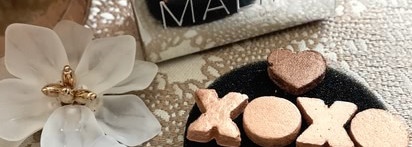 Хайлайтер из коллаборационной коллекции Becca BFFs x Khloé Kardashian и Malika Haqq Glow Letters