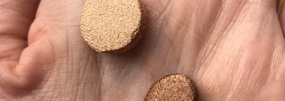 Хайлайтер из коллаборационной коллекции Becca BFFs x Khloé Kardashian и Malika Haqq Glow Letters