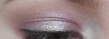 Essence Melted Chrome Eyeshadow оттенок 01 zinc about you