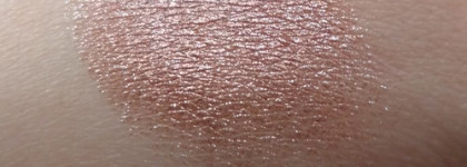 Essence Melted Chrome Eyeshadow оттенок 01 zinc about you