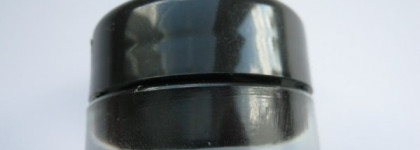 Гелевые подводки Essence 01 Midnight in Paris и 02 London Baby