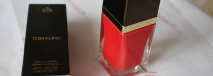 Схожие и разные. Красные от Tom Ford: Nail Lacquer / Vernis a Ongles #12 Coral Blame, #14 Scarlet Chinois