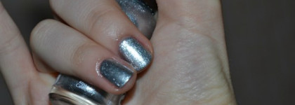 Серебро на ногтях с Sally Hansen