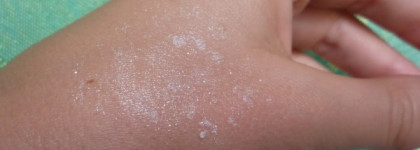 Сияющие средства Pupa Silk Touch Loose Powder № 07 и Venus Senza calze