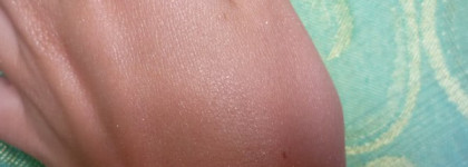 Сияющие средства Pupa Silk Touch Loose Powder № 07 и Venus Senza calze