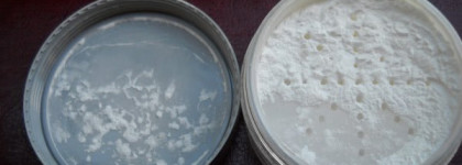 Матирующая парочка - Essence Fix&Matte translucent loose powder и Avon Colortrend oil control translucent powder