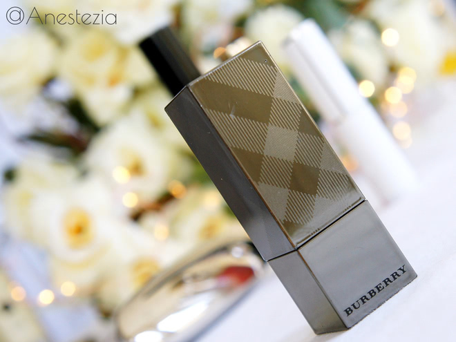 Ненюдовые наряды для губ от Clarins, Lancome, Burberry, Guerlain и Sisley