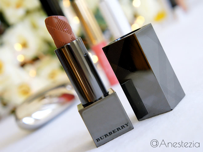 Ненюдовые наряды для губ от Clarins, Lancome, Burberry, Guerlain и Sisley
