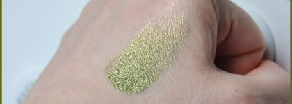 MAC – пигмент "Золотая олива", румяна "Розовый обморок" и классическая подводка