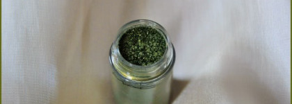 MAC – пигмент "Золотая олива", румяна "Розовый обморок" и классическая подводка