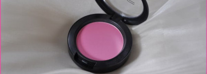 MAC – пигмент "Золотая олива", румяна "Розовый обморок" и классическая подводка