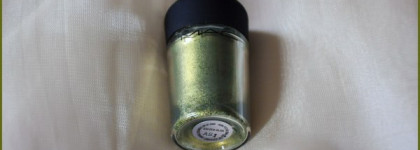 MAC – пигмент "Золотая олива", румяна "Розовый обморок" и классическая подводка