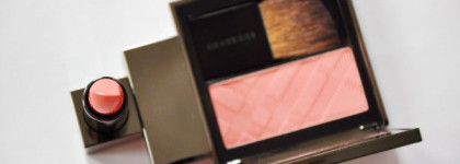 Лососевый дуэт: Burberry Soft Satin Lipstick Lip Cover No.28 Devon Sunset и Burberry Light Glow Natural Blush No.05 Blossom Blush