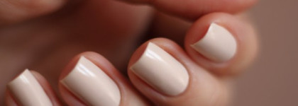 OPI My Vampire is Buff NL E82