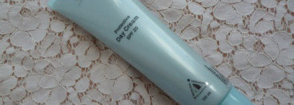Приятный  преображающий Fresh Look Protective Day Cream SPF 20 (Защитный дневной увлажняющий крем SPF 20)