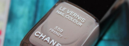 Мартовское небо. Essie Nail Lacquer - 94 (Lapiz of Luxury),  Chanel Le Vernis Nail Colour  - 559 (Frenzy)