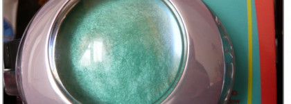 Зелень глаз с 50's dream luminys silk satin-finish baked eyeshadow 602 от Pupa