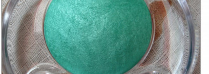 Зелень глаз с 50's dream luminys silk satin-finish baked eyeshadow 602 от Pupa