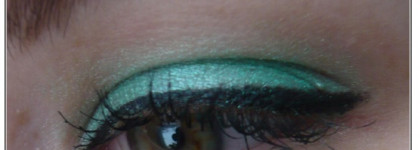 Зелень глаз с 50's dream luminys silk satin-finish baked eyeshadow 602 от Pupa