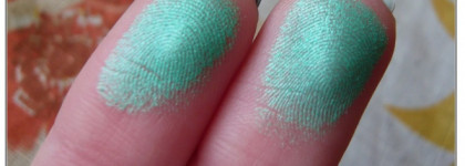 Зелень глаз с 50's dream luminys silk satin-finish baked eyeshadow 602 от Pupa