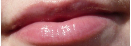 Весенняя новинка Gosh Copenhagen Lip Oil - Масло для губ в оттенке 04 Rasberry