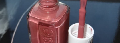 Всеми любимая фирма Essie и лак в оттенке All Tied Up (№218A)