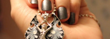 В гранит оделася Нева