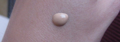 Новинка осени от  Диор. Тональная основа из линейки  Diorskin Nude Skin-Glowing Make-up № 040