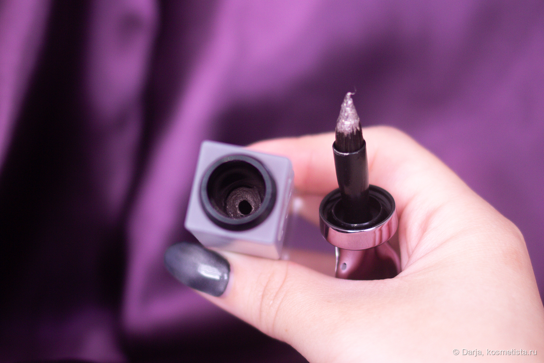 Это не посторонняя ворсинка на кончике, а один слишком длинный волосок самой кисти