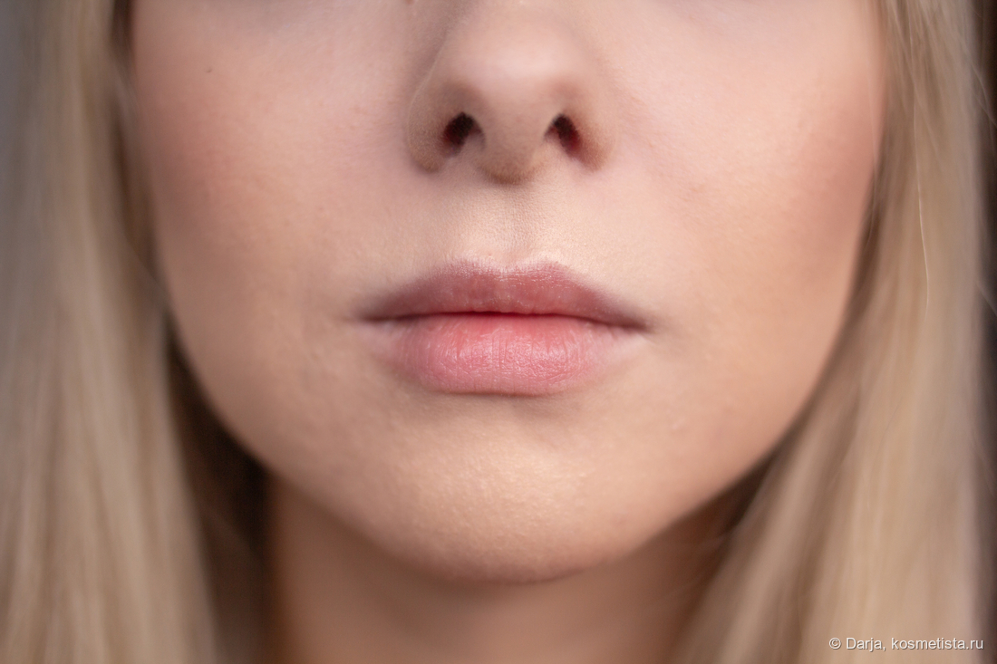 На контуре губ осталось немного тонального крема при растушёвке