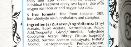 Berenice ухаживает за ногтями