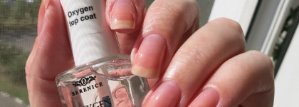 Berenice ухаживает за ногтями