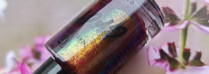 Grattol Molten Earth - зимняя черешня на ногтях