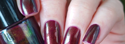 Grattol Molten Earth - зимняя черешня на ногтях