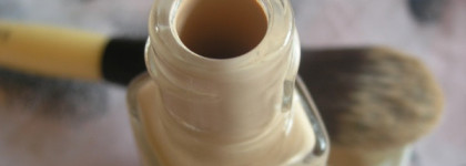 Тональная основа Revlon Nearly Naked makeup SPF 20 110 Ivory