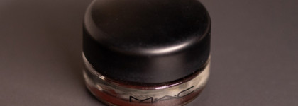 Теперь мое любимое комбо для зеленых глаз: MAC Pro Longwear Paint Pot в оттенке bougle и тени для век Novo в оттенке 02