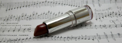 Осенняя помада Catrice Ultimate Shine Gel Lip Colour в оттенке 010 (Love's Di-wine)