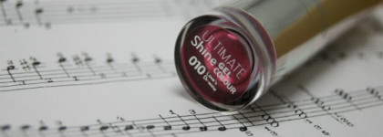 Осенняя помада Catrice Ultimate Shine Gel Lip Colour в оттенке 010 (Love's Di-wine)