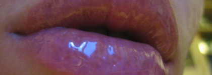 Блески для губ Yves Rocher Couleurs Nature Gloss Sublemateur Repulpant Plumping Sheer Gloss 02 Mure и Yves Rocher Gloss Volume Sexy Pulp  04 Rouge Sombre